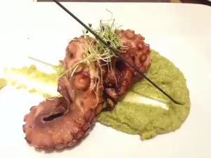 Pulpo al grill con pesto de espinacas