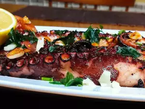 Pulpo frito picante con ajo y perejil