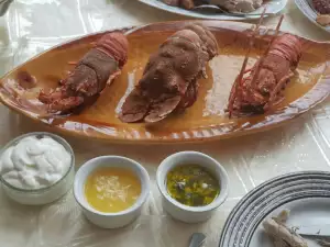 Bogavante con tres salsas