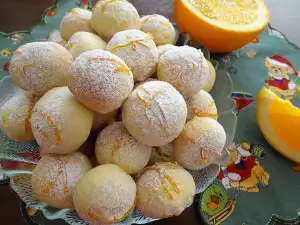 Dulces bolas navideñas con naranja