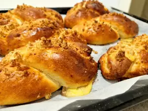 Bollos trenzados de crema con nueces