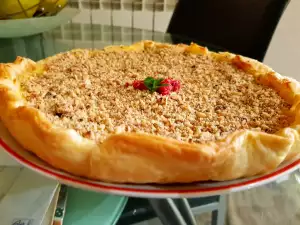 Tarta de hojaldre con crema y nueces