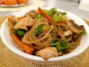 Fideos de arroz con pollo y champiñones