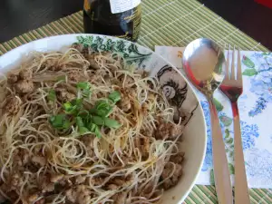 Fideos de arroz fritos con carne picada