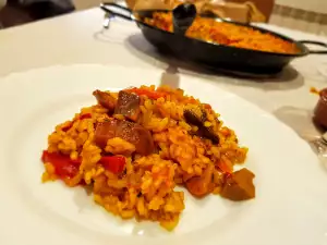 Paella de verduras y níscalos