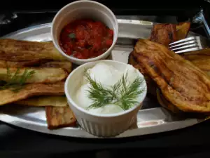 Berenjenas y calabacines fritos con salsa de tomate