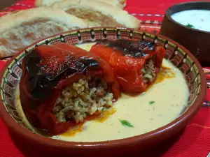 Pimientos rellenos de arroz y carne picada en salsa