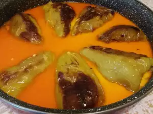 Pimientos rellenos con carne picada y arroz, preparados al horno con salsa