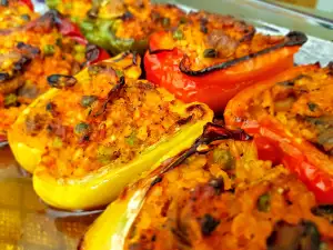 Pimientos rellenos de arroz, guisantes y champiñones