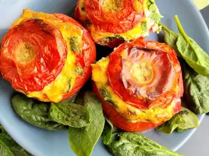 Tomates rellenos de huevo y espinacas