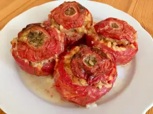 Tomates rojos rellenos de arroz con carne picada