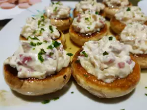 Champiñones rellenos de nata y jamón