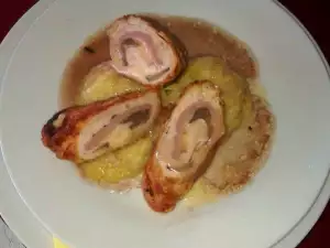 Pechuga de pollo rellena con salsa de vino blanco