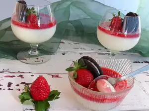 Panna cotta de leche con coulis de fresa