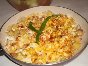 Huevos revueltos con patatas y cebolla