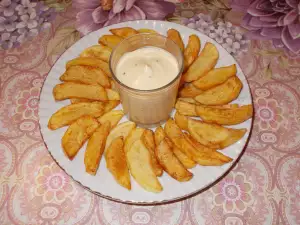 Patatas fritas con salsa de mayonesa y yogur