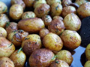 Patatas de guarnición fritas con ajo y especias