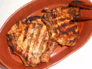 Chuletas de cerdo adobadas con aceite de oliva, ajo y cebolla