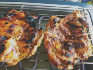 Muslos de pollo deshuesados y adobados con miel