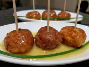 Albóndigas de pescado en salsa de vino blanco