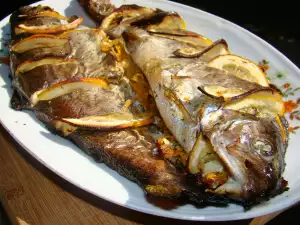 Trucha al horno con zanahoria y ajo