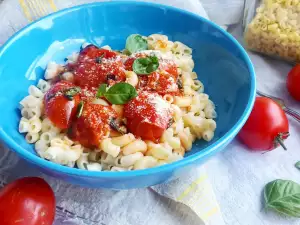 Pasta con tomates cherry y albahaca