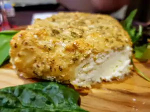 Queso horneado con costra de finas hierbas