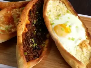 Pide relleno de carne picada y queso