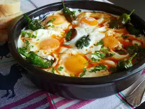 Pimientos picantes con huevos en salsa