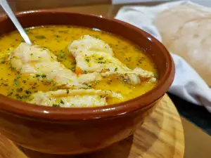 Rica sopa de pollo con arroz y calabacín