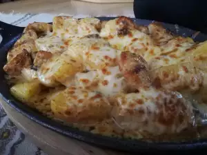 Pollo con patatas, champiñones y nata