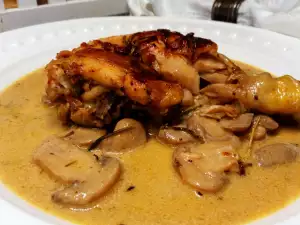 Pollo a la romana con romero y champiñones