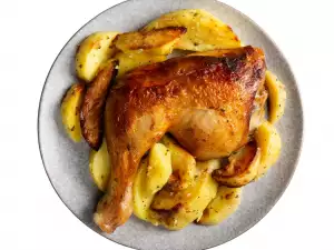 Pollo con patatas al horno estilo rústico