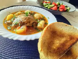 Guiso de pollo con cebolla y tomate en una olla multicocina