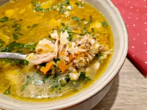 Sopa de pollo con quinoa