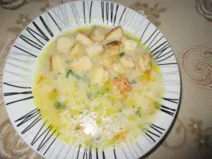 Sopa de pollo con picatostes