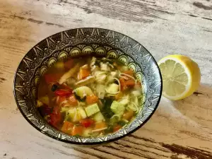 Sopa de pollo con muchas verduras