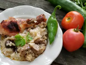 Arroz con champiñones, muslos e higaditos de pollo