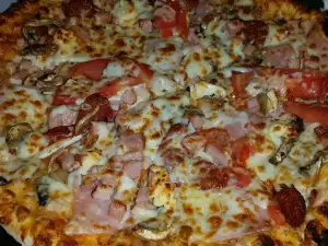 Pizza de jamón york y champiñones