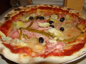 Pizza de alcachofa, atún y jamón cocido