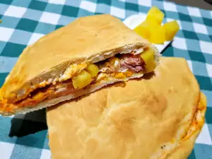 Calzone con jamón york y piña