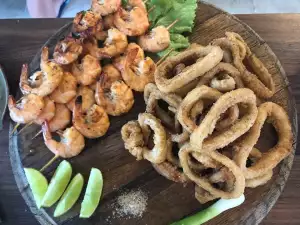 Plato de calamares y gambas