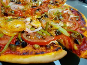 Pizza con berenjena, cebolla y tomate