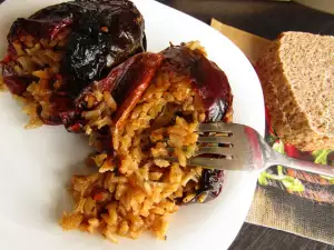 Pimientos secos rellenos de arroz y puerros