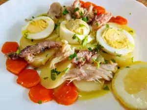 Ensalada de patatas, zanahorias y caballa ahumada