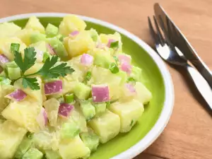 Ensalada bávara con patatas y pepinos