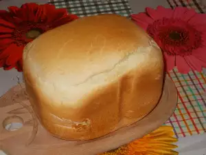 Pan blanco y esponjoso en panificadora