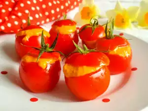 Tomates cherry rellenos con crema de berenjenas y pimientos