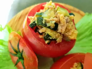 Tomates rellenos de calabacín y atún