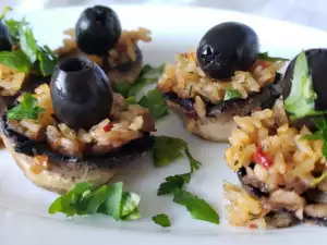 Champiñones rellenos de arroz con aceitunas